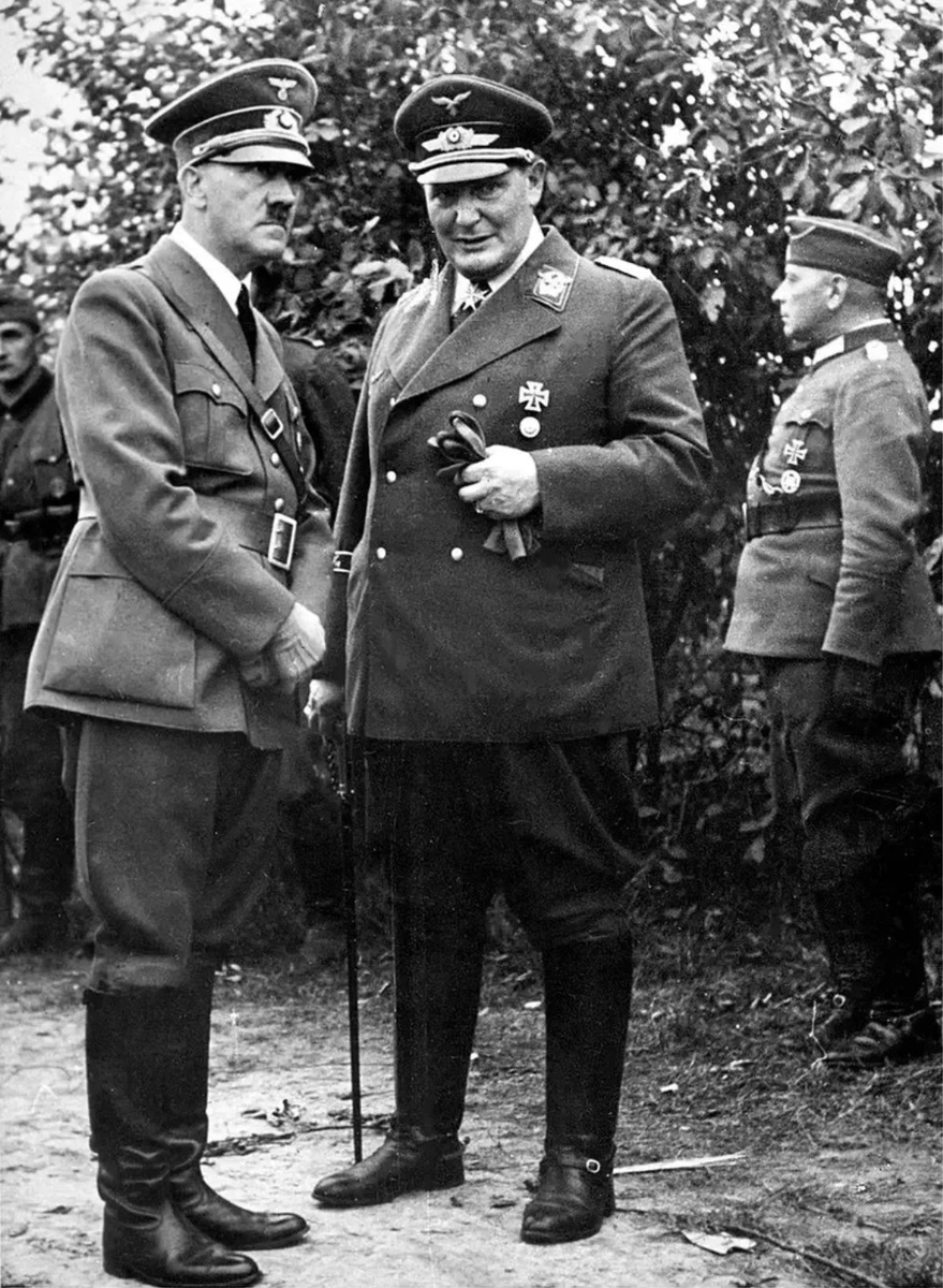Гитлер со своим преемником Герингом. 1939
