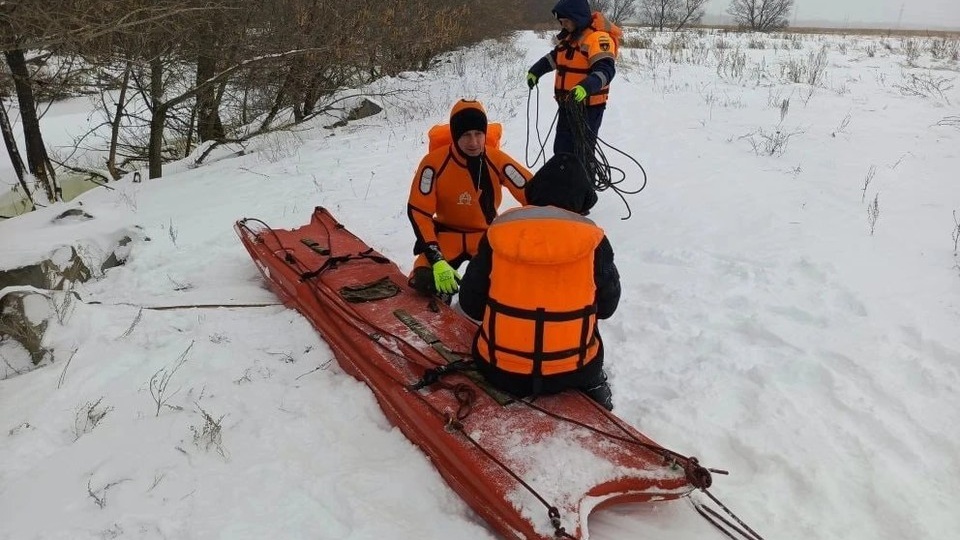 В Башкирии спасли застрявшего на тонком льду рыбака