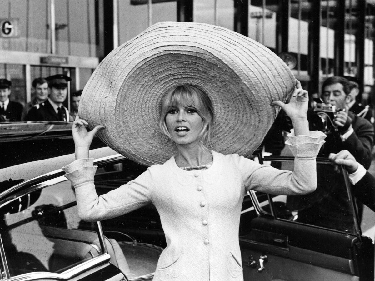    Брижит Бардо во время прибытия в аэропорт Орли, Париж, Франция, 1965 год | © AP Photo