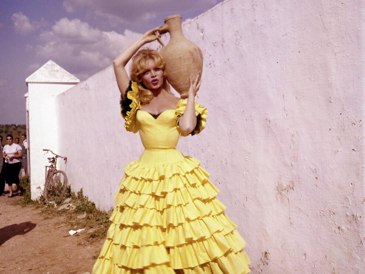    Бриджит Бардо в испанском платье с кувшином в руках, 1960-е | © Getty Images / Archive Photos