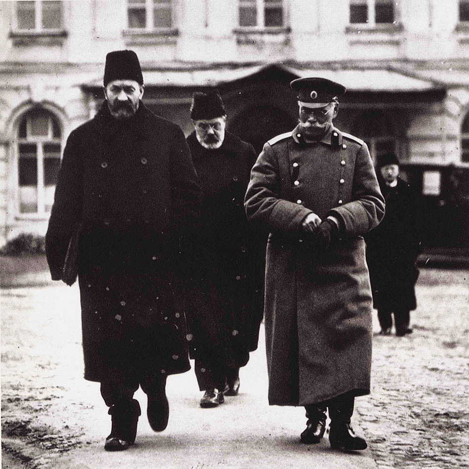 М. В. Алексеев с военным министром А. И. Гучковым и председателем Временного правительства Г. Е. Львовым. Тоже своего рода «революционеры». Тот же А. И. Гучков устроил неслыханные ранее «кадровые перетасовки» в армии. 