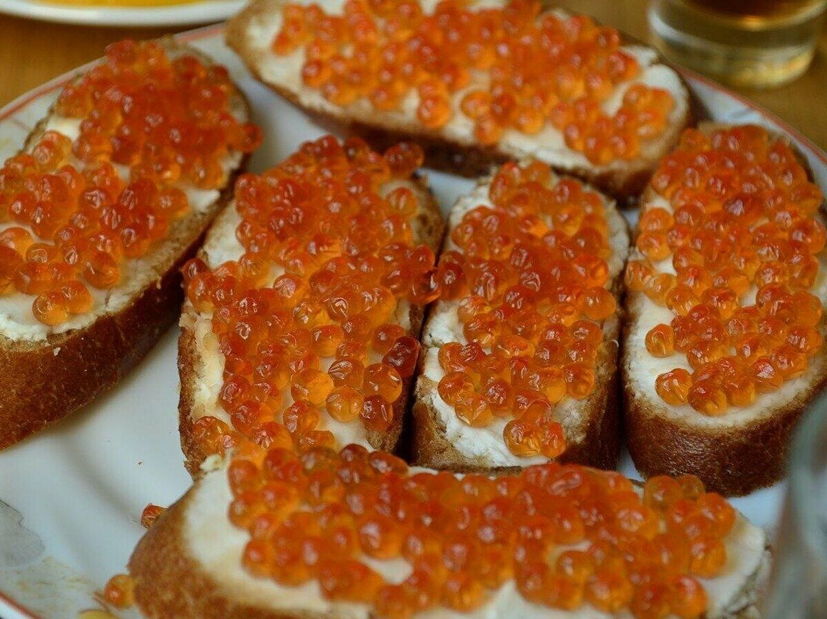    Бутерброды с красной икрой | © Pixabay / marinamarusya13