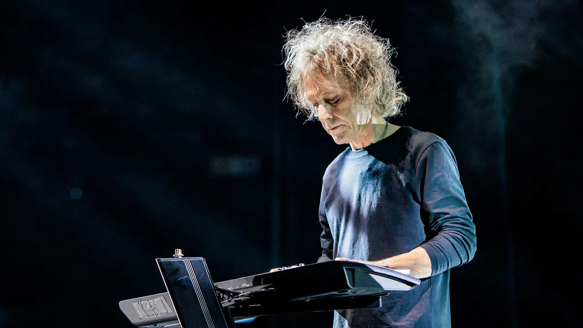 Перри Арченджело Бэмоунт (или Бамонте) — британский музыкант итальянского происхождения. Помимо работы с The Cure, непродолжительное время он был басистом в группе Love Amongst Ruin.