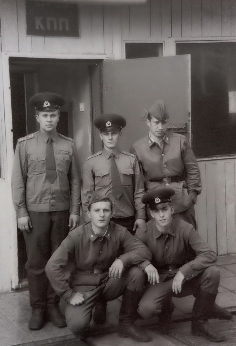 Фото автора. 1990 год, духи.