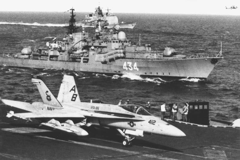 Эскадренный миноносец «Отличный» проекта 956 в «окружении» кораблей ВМС США