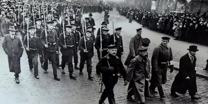 Похороны погибших моряков.