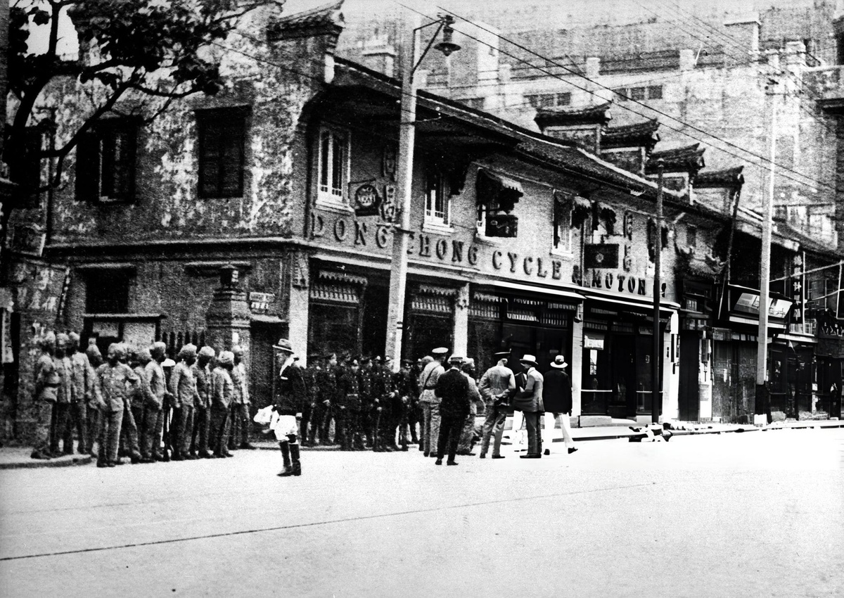 Главная торговая улица Шанхая Нанкин-роуд сразу после инцидента 30 мая 1925 года. В новостном репортаже в газете Adelaide Chronicle говорится, что на фотографии изображены сикхские войска, подкрепляющие китайские войска, а в правой части кадра видны два пострадавших в результате инцидента, лежащих на дороге. Муниципальная полиция Шанхая открыла огонь по протестующей толпе, собравшейся у полицейского участка Луза (Лаоза), после того как толпа начала выкрикивать угрозы в адрес иностранцев. Местные китайцы обвинили в этом инциденте исключительно полицейских-сикхов, хотя в стрельбе участвовали и китайские полицейские, а приказ стрелять был отдан белыми полицейскими. Этот инцидент спровоцировал дальнейшие беспорядки против иностранцев и империализма по всему Китаю.