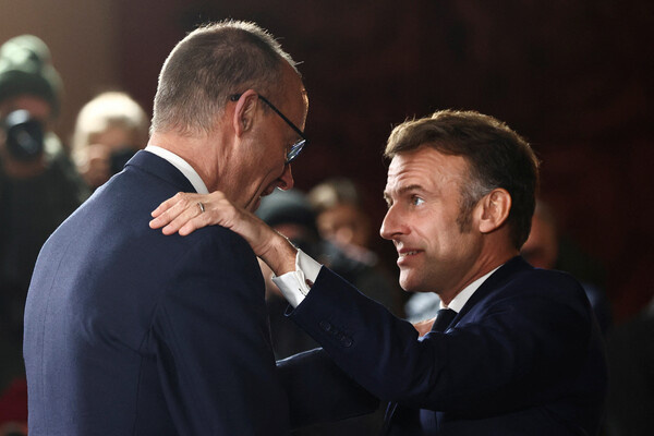 Фридрих Мерц и Эммануэль Макрон / Liesa Johannssen/Reuters 