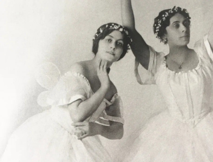 Ольга Хохлова (слева) на сцене