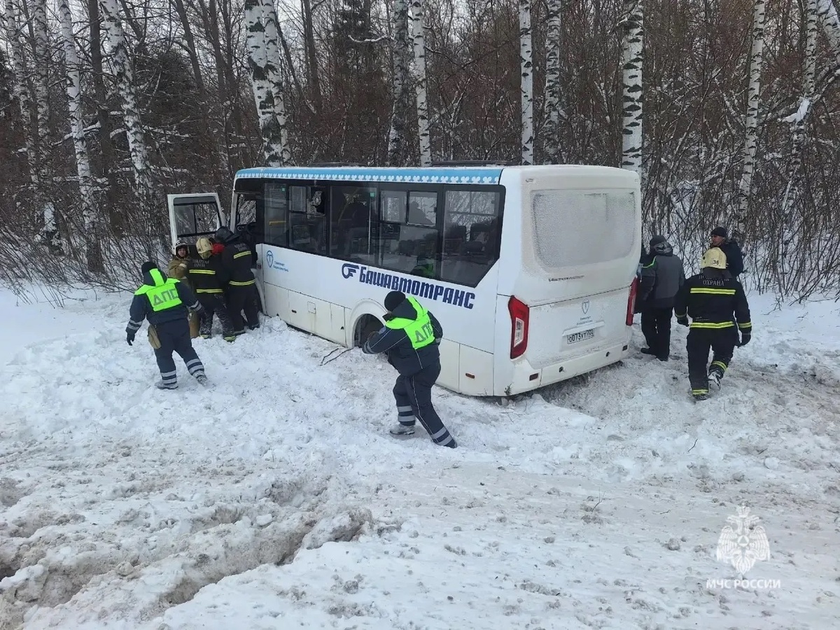    Автобус с пассажирами съехал в кювет в Башкирии: пострадали трое