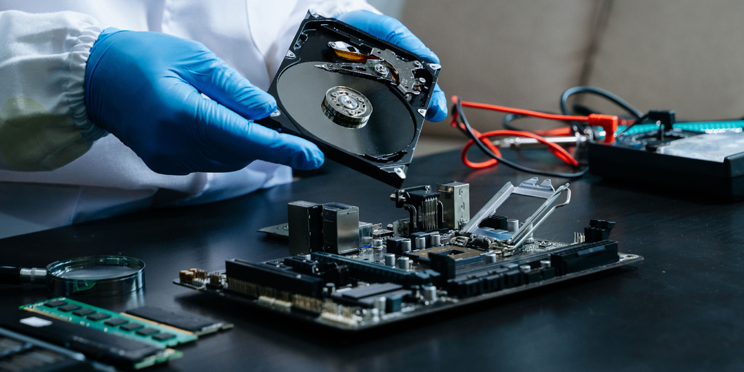 Можно ли потерять все данные с жесткого диска, если он начал щелкать?