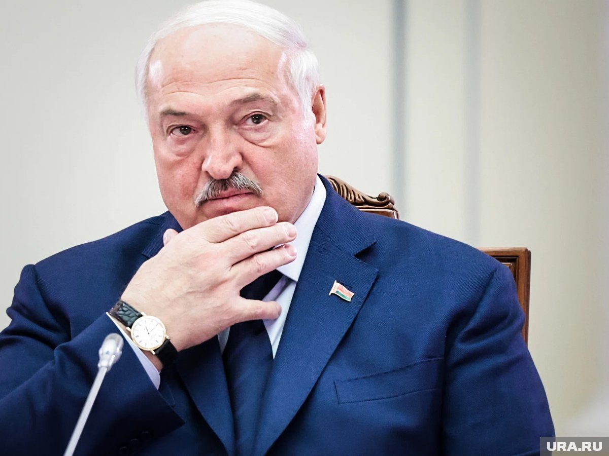     Лукашенко упал во время игры