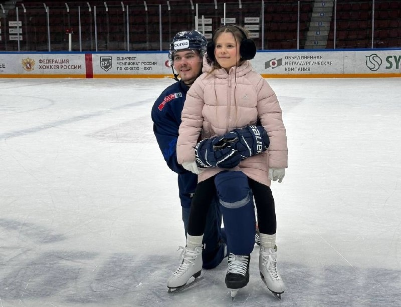    Хоккеист подарил Соне новые коньки и помог ей впервые выйти на лед