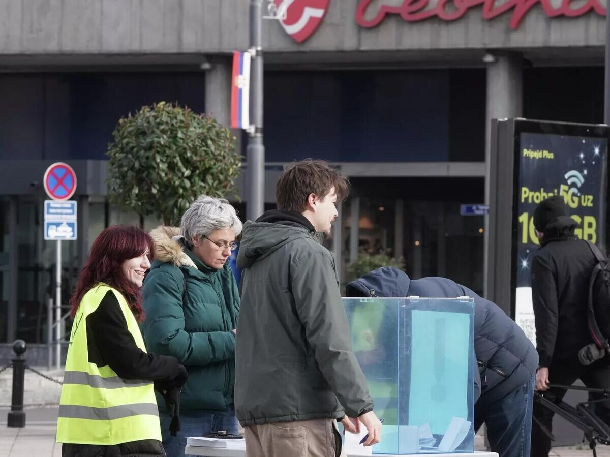    Протестующие в Сербии студенты проводят сбор подписей за проведение досрочных выборов | © Sputnik / Милош Миливоевич
