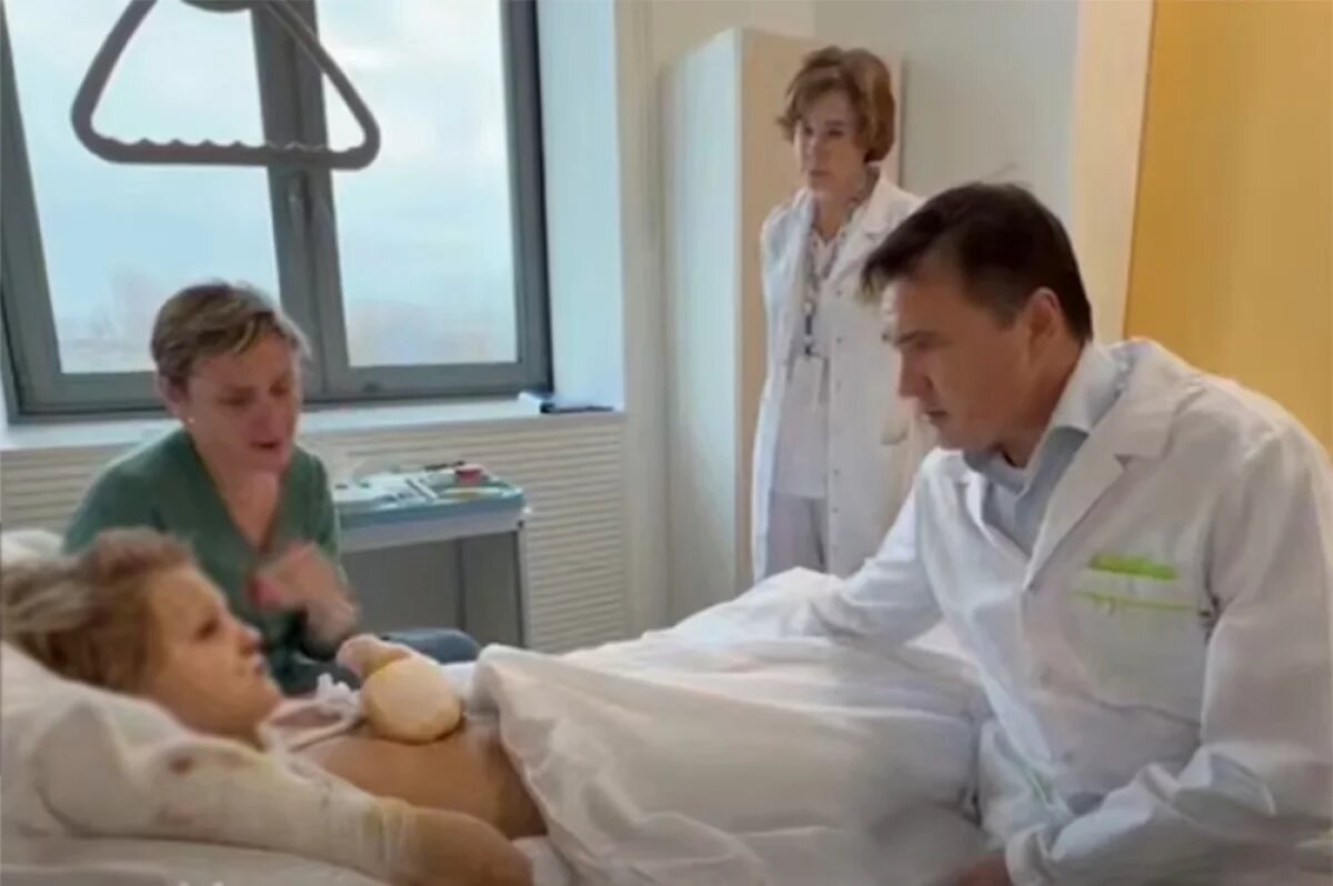    Губернатор Московской области Андрей Воробьев навестил Глеба в больнице.