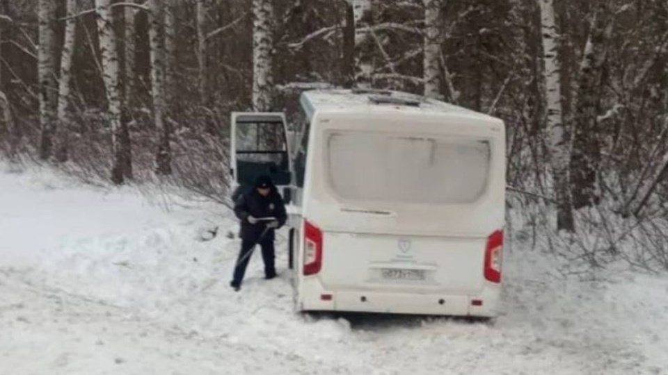 В ДТП с автобусом в Башкирии пострадали двое взрослых и 9-летняя девочка