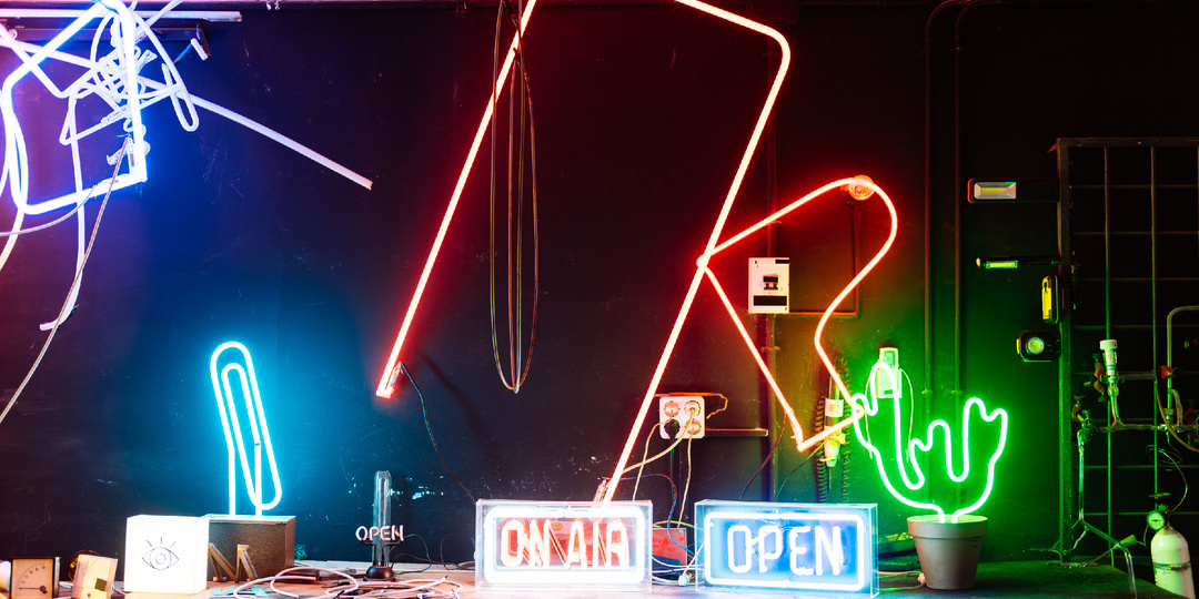 Включаем свет хлопком. Как устроена умная подсветка без датчиков движения.