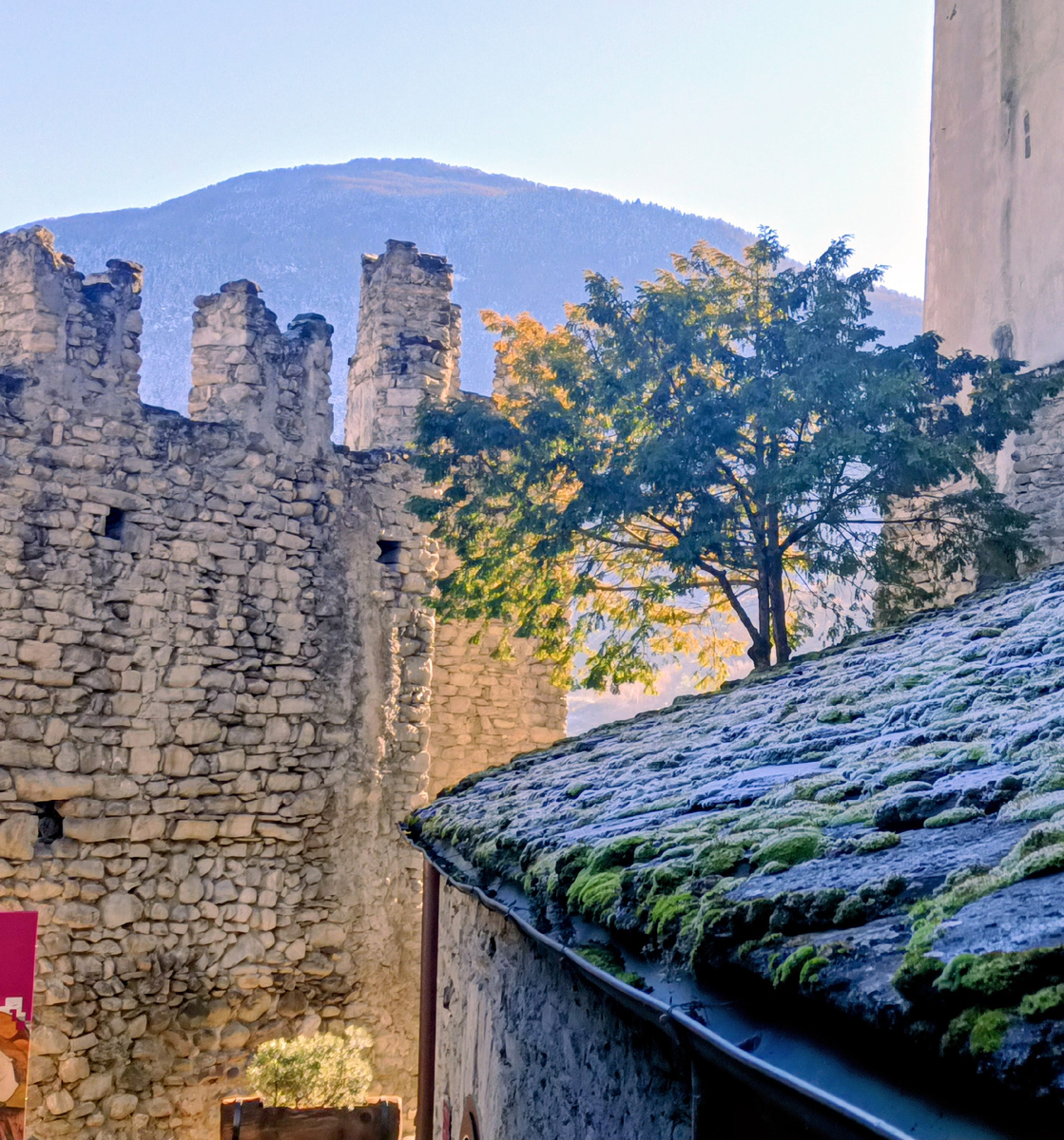 Внутренний двор  замка Sarriod de Tour. Valle d' Aosta. Италия. Фото автора 