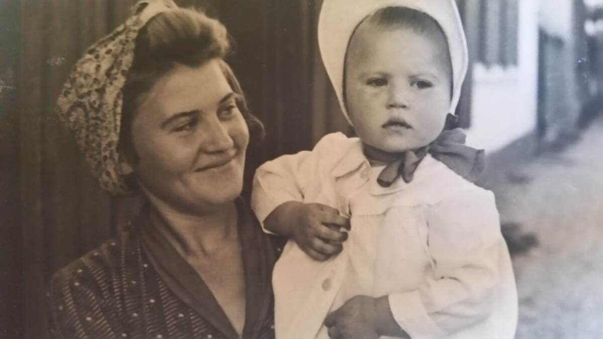 Бабушка с маленькой Тёткой