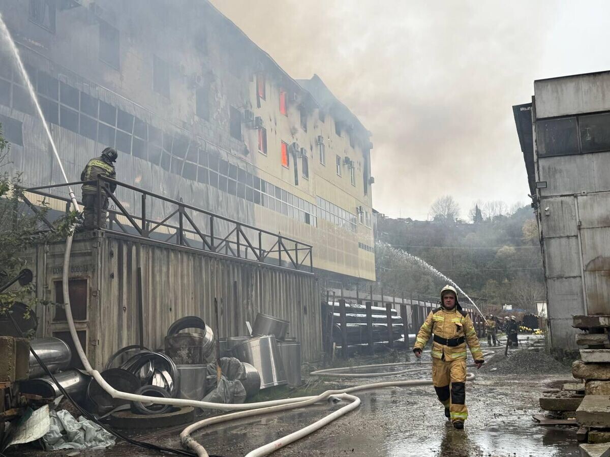    Пожар в промзоне на улице Транспортной в Сочи | © Фото : Сочи Официальный/Telegram