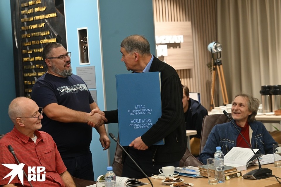    В честь Нового года давний друг «Комсомолки» Дмитрий Шпаро получил от нашей газеты в подарок самую что ни на есть полярную книгу — уникальный «Атлас снежно-ледовых ресурсов мира». Евгения ГУСЕВА