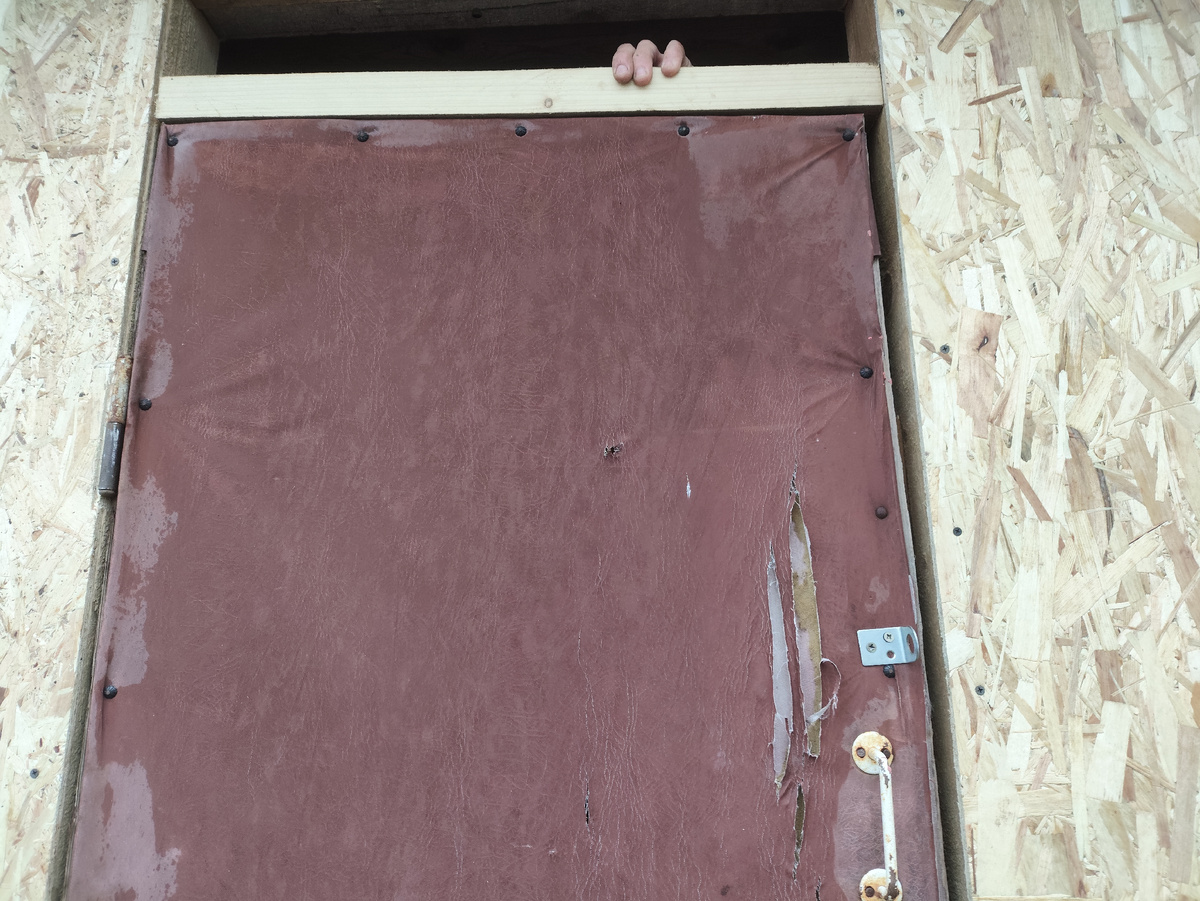 Я типа дверь придерживаю )))