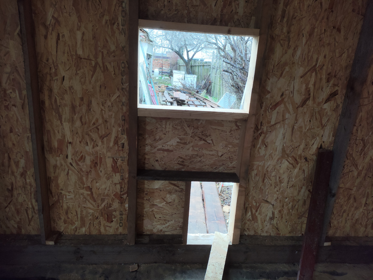 Уже и лаз для кур, и окно полностью готовы.
