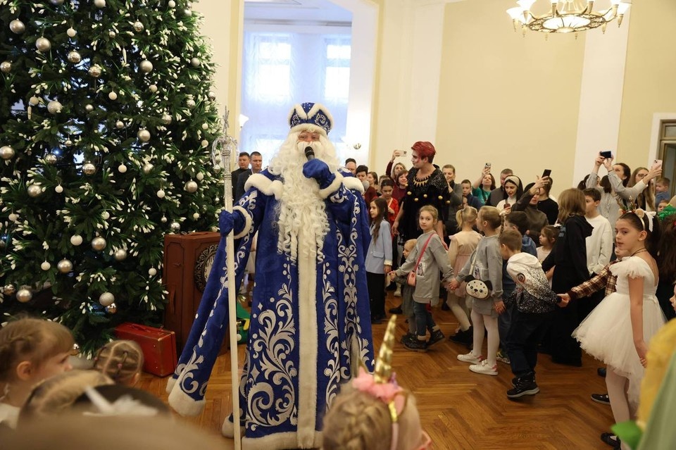    Вместе с Дедом Морозом и Снегурочкой ребята вернули Новый год. Фото: Театр Российской Армии