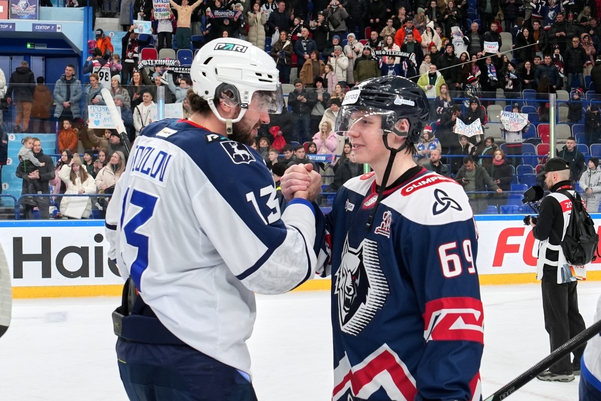    После матча торпедовцы тепло приветствовали своего одноклубника Никиту Артамонова, отданного в аренду «Нефтехимику» до конца сезона