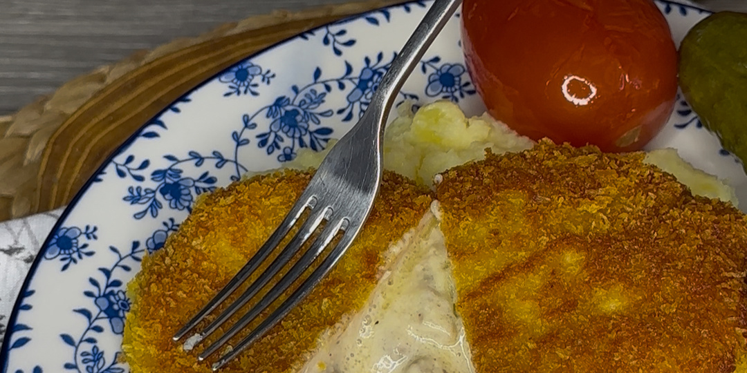 КУРИНЫЕ КОТЛЕТЫ С НАЧИНКОЙ .