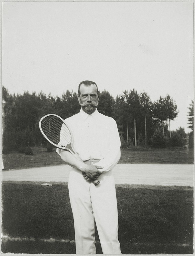 Николай II во время игры в теннис.