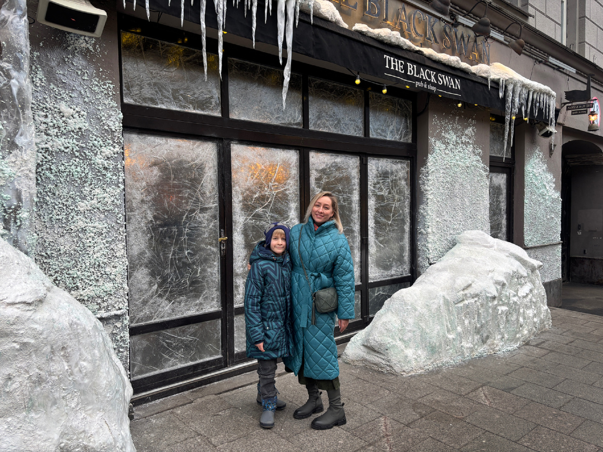 Фото автора. Первыми украшениями мы любовались неделю назад, когда ездили на елку в школу. «Черный лебедь» умеет удивлять - настоящее царство Снежной королевы 