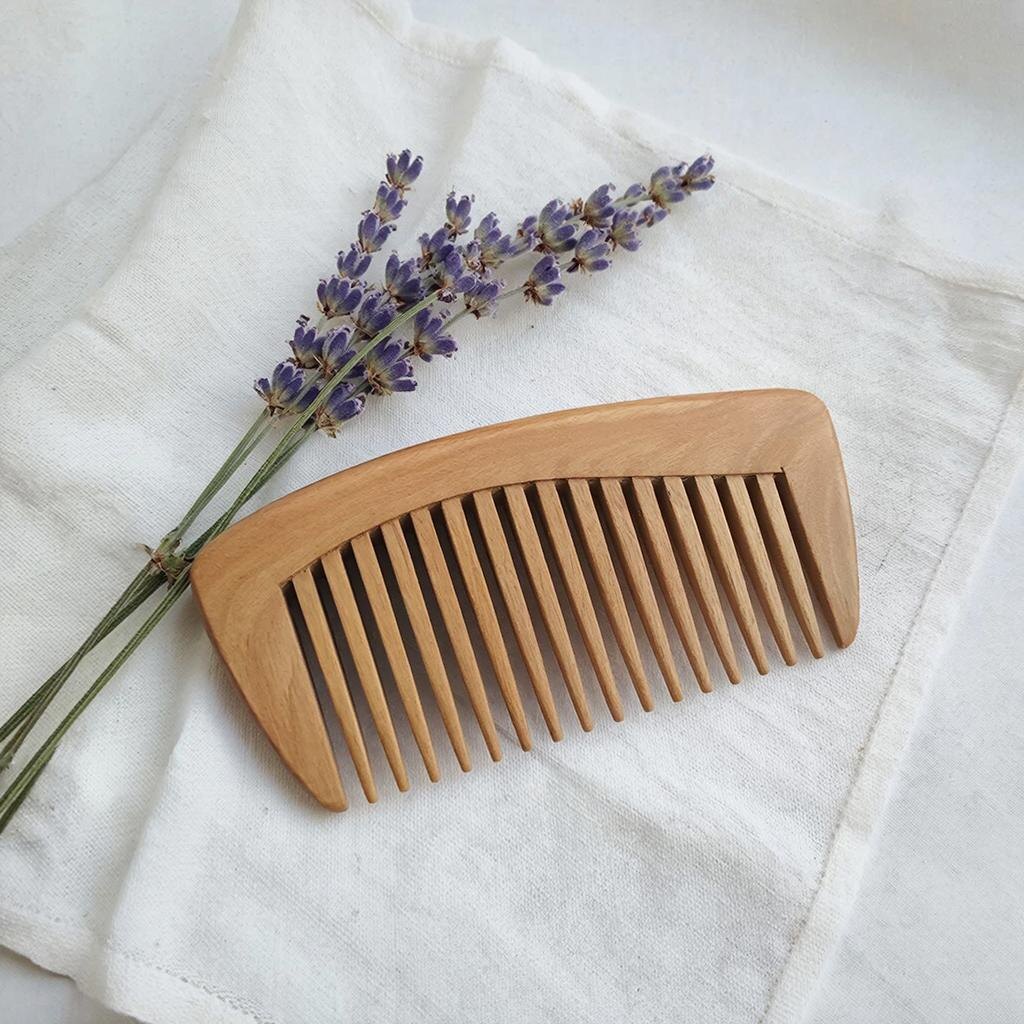 Деревянный гребень — лучший друг волос. Он не электризует и снимает стресс.