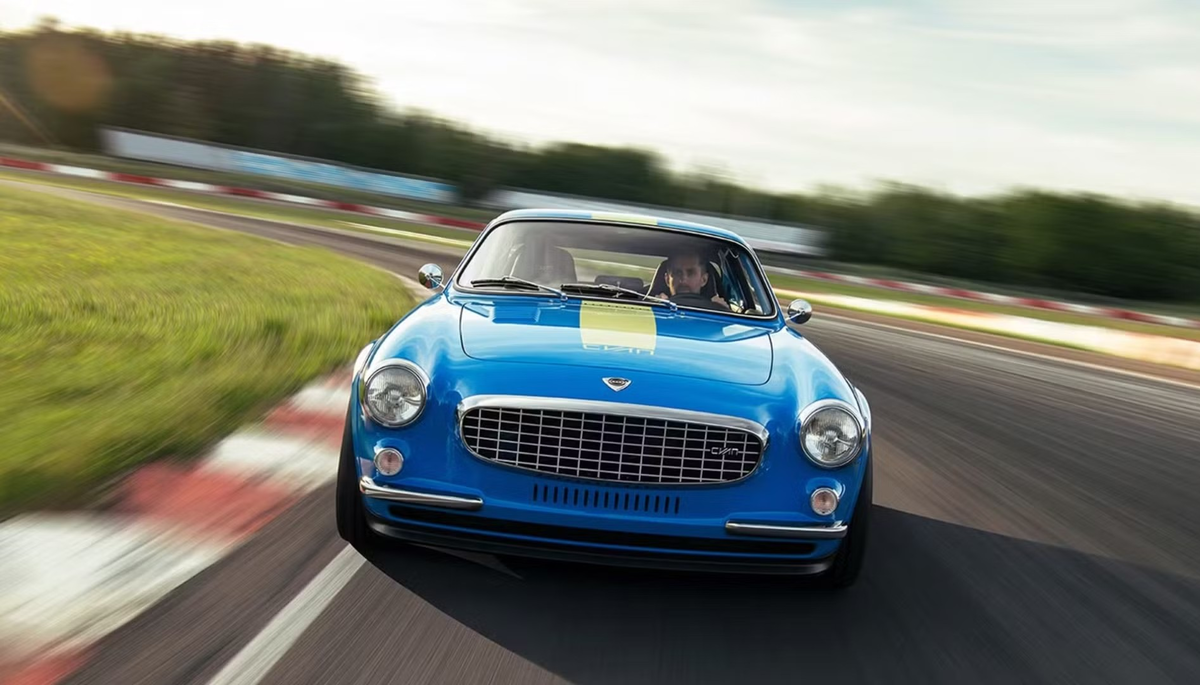 Volvo P1800 Cyan – вид спереди на треке