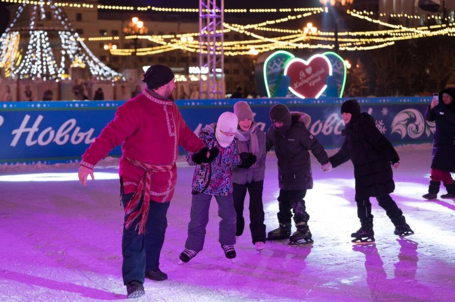    На площади имени Ленина работает каток, а также пункт проката коньков. Фото: Министерство культуры Хабаровского края