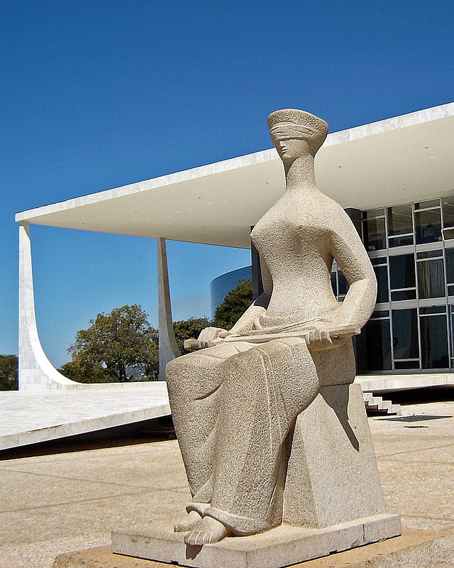    Escultura "A Justiça" em frente ao STF, Praça dos Três Poderes, Brasilia, DF, Brasil. Василий Соколов