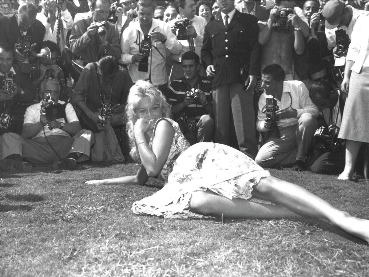    Французская актриса Брижит Бардо позирует для фотографов на лужайке в саду отеля "Эксельсиор" в Венеции, Италия. 2 сентября 1958 | © AP Photo / WALTER ATTENNI