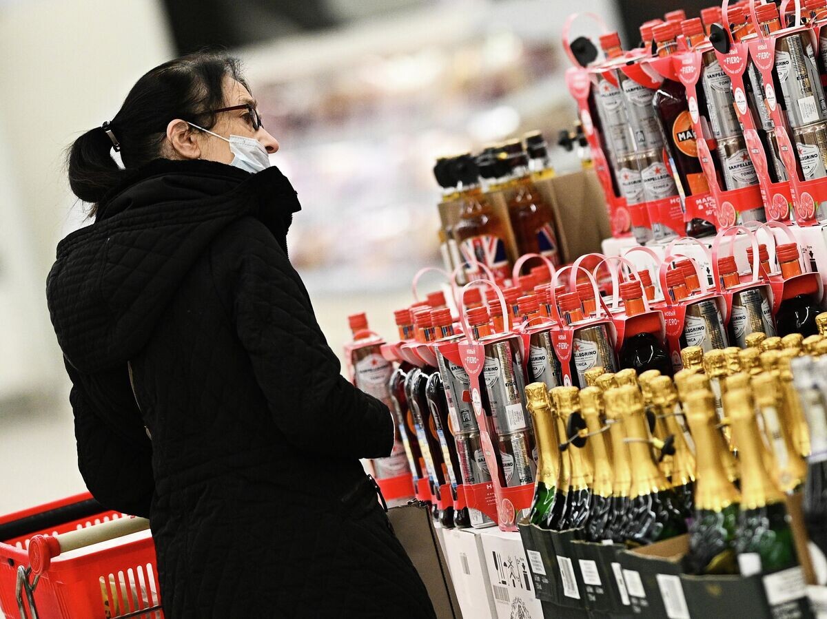    Покупатель в отделе алкогольной продукции гипермаркета "Ашан" | © РИА Новости / Владимир Астапкович