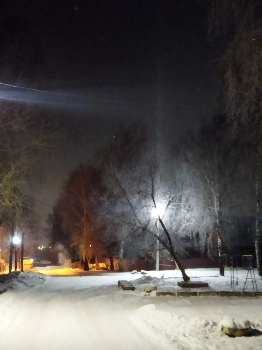 А свет от фонарей почему-то или оучами в верх или в стороны