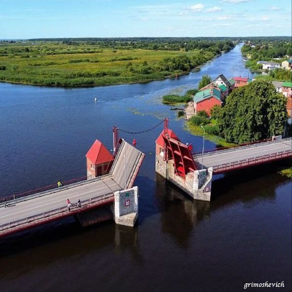 На фото - Орлиный мост в Полесске.