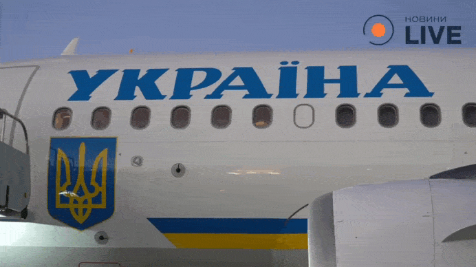    В футболке с коротким рукавом: Зеленский прибыл в Майами на встречу с Трампом. Видео: ТГ-канал "Пул №3"