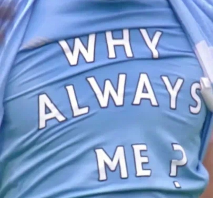 Марио Балотелли после забитого гола в дерби с МЮ