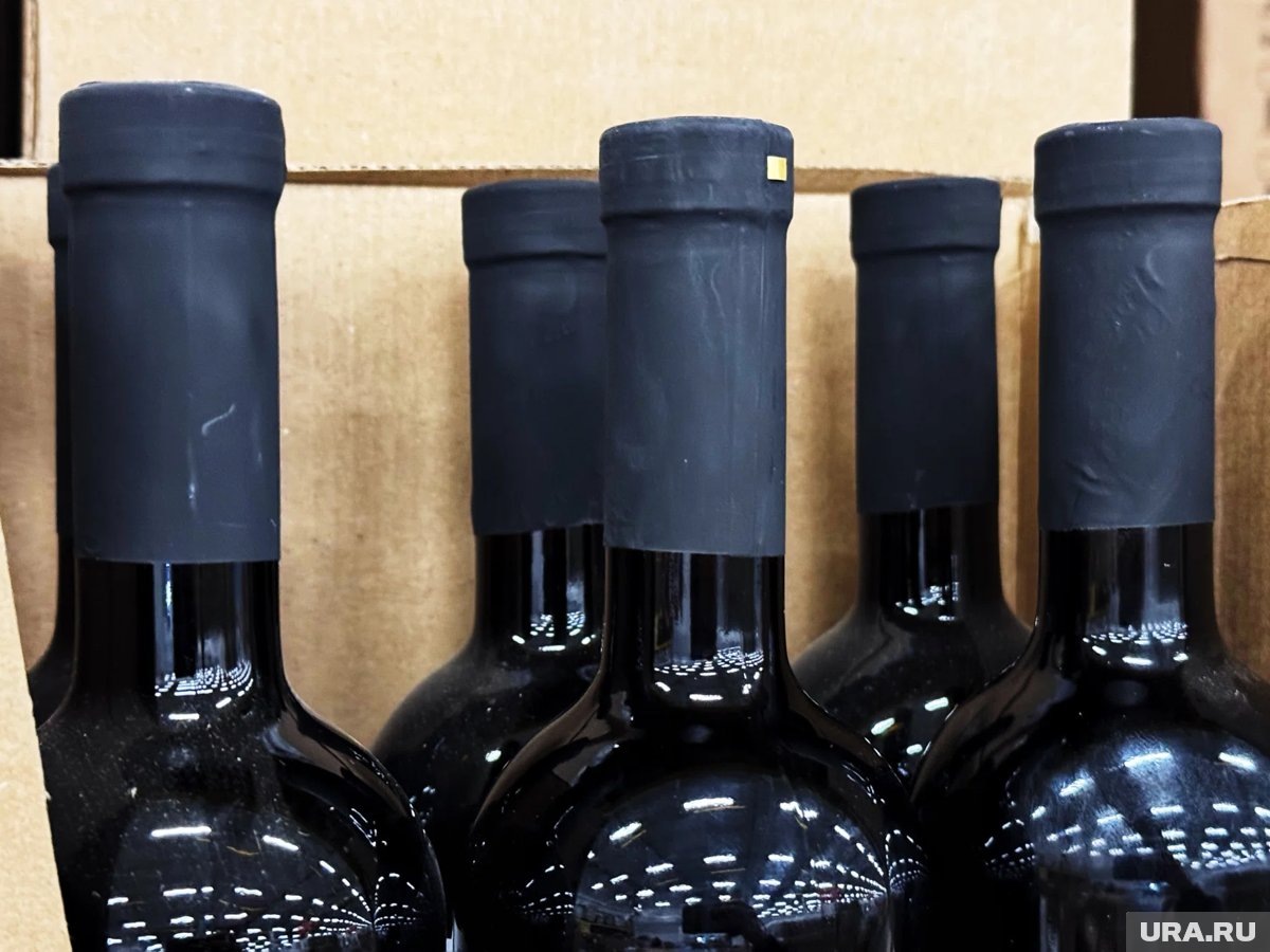     Россияне в 2025 году заметно сократили покупки алкоголя перед новогодними праздниками