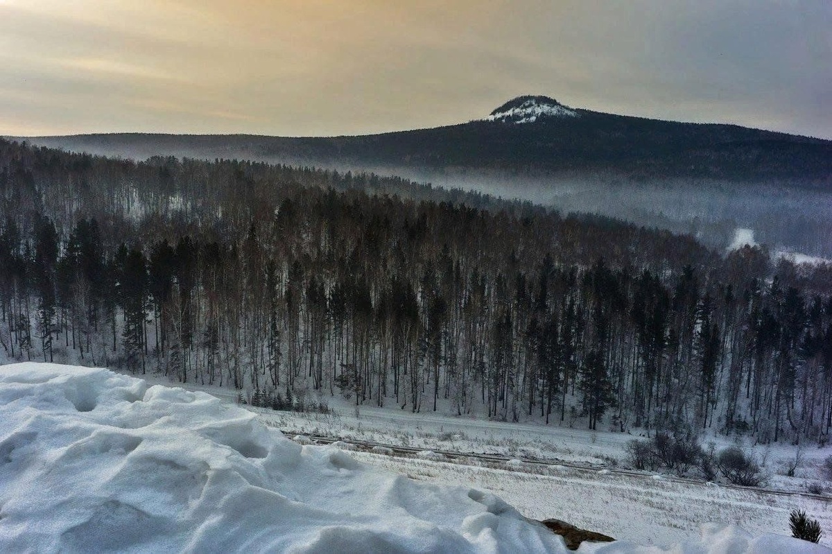 Красноярск. Гора Каратаг (Чёрная сопка), чья высота 688 метров над уровнем моря и в базе данных МЧС это действующий вулкан. От конечной остановки городского автобуса, человек без специальной подготовки, дойдёт без проблем. 
