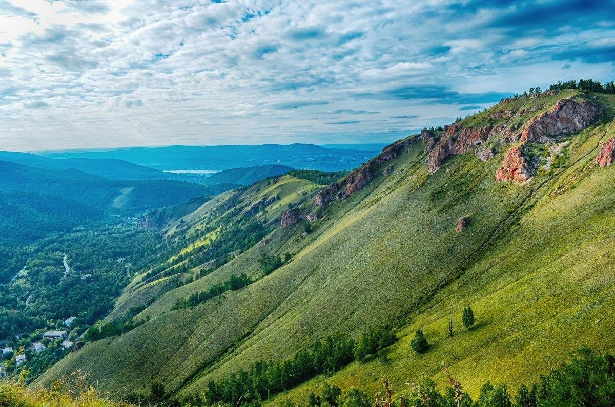 Красноярск. Красный гребень Торгашинского хребта, у подножия которого несколько остановок городского автобуса.