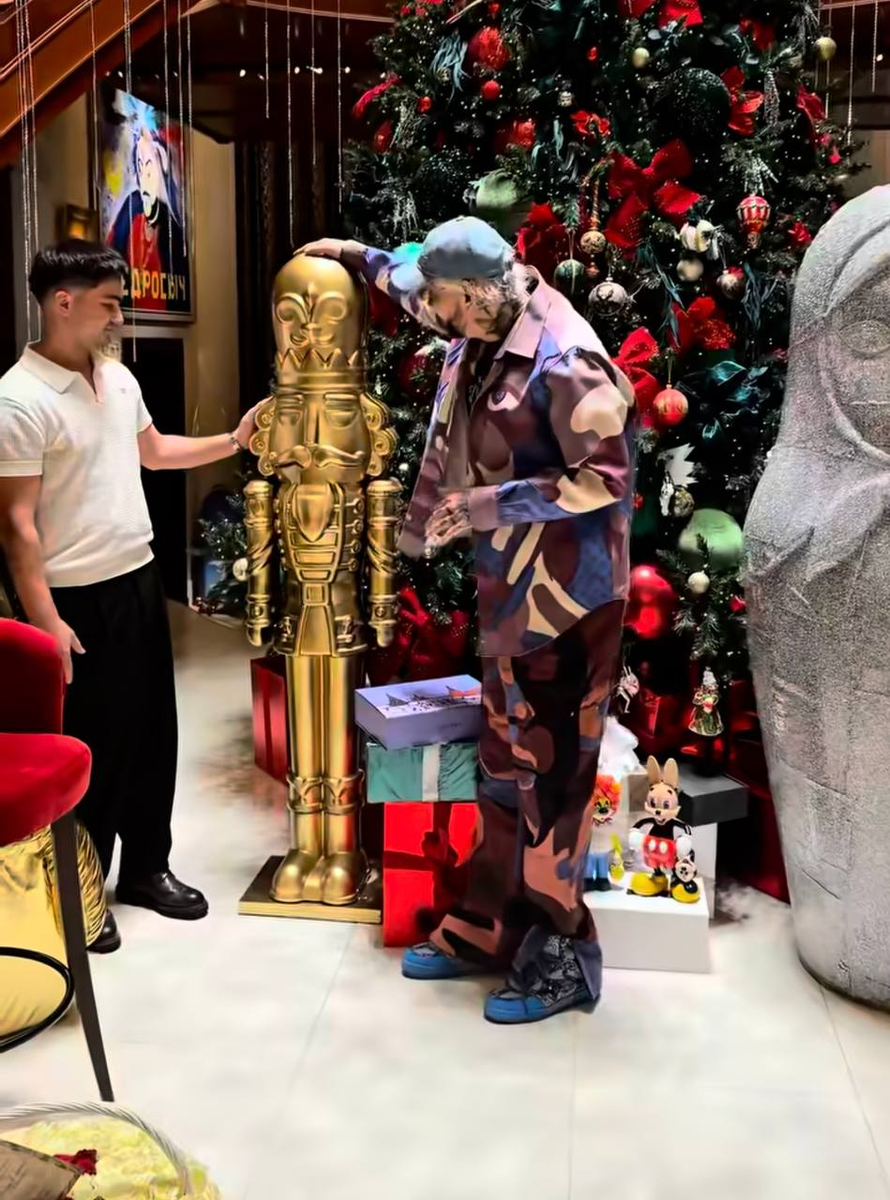 Плюс двухметровая матрешка.