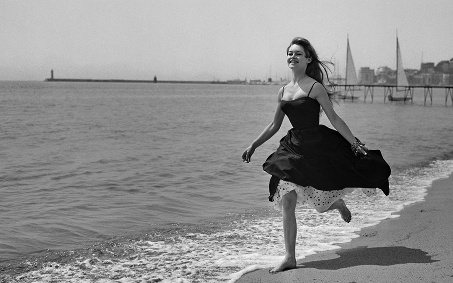 Юная Брижит Бардо бежит по пляжу в дни Каннского фестиваля, 28 апреля 1956 года