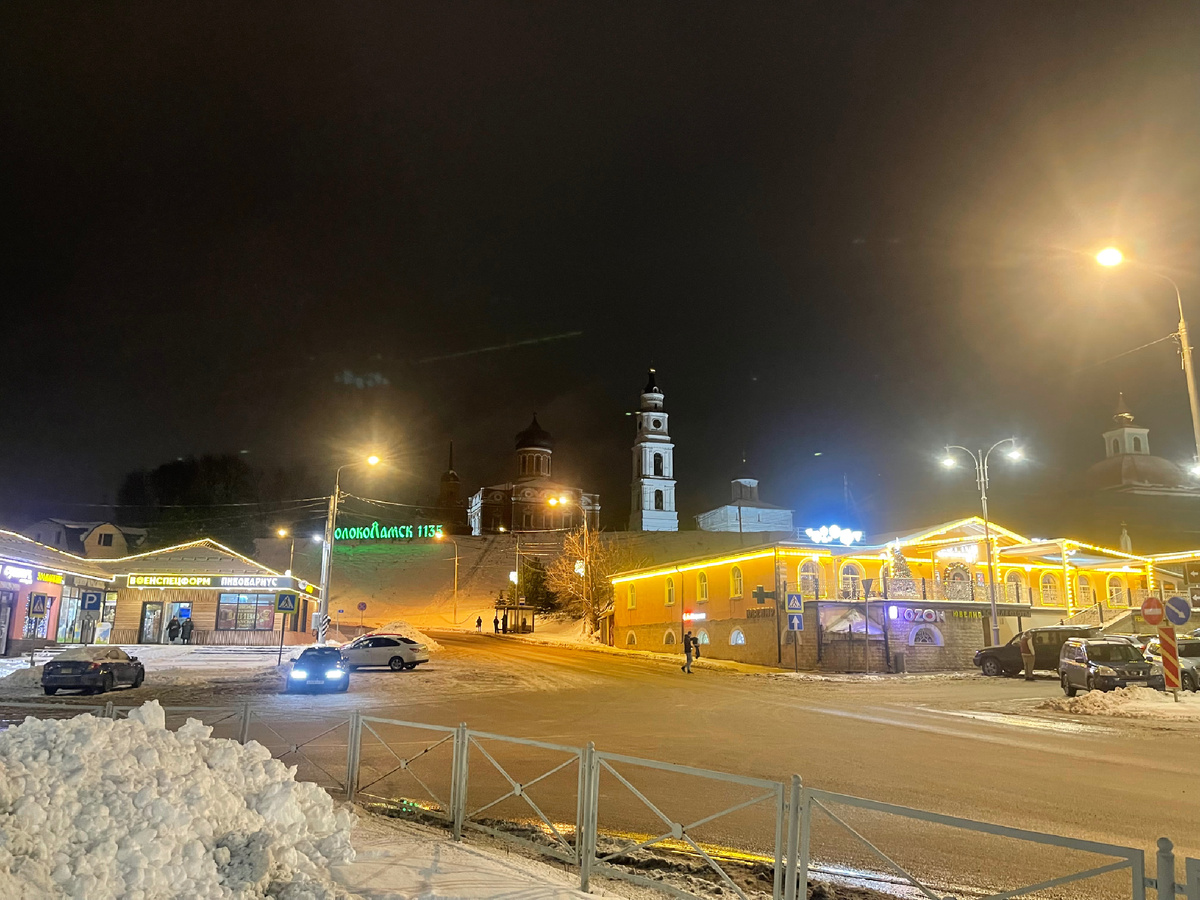 Ночной предновогодний Волоколамск. Автор фото тоже немного "предновогодний", потому что букву "В" не смог в кадр нормально поместить
