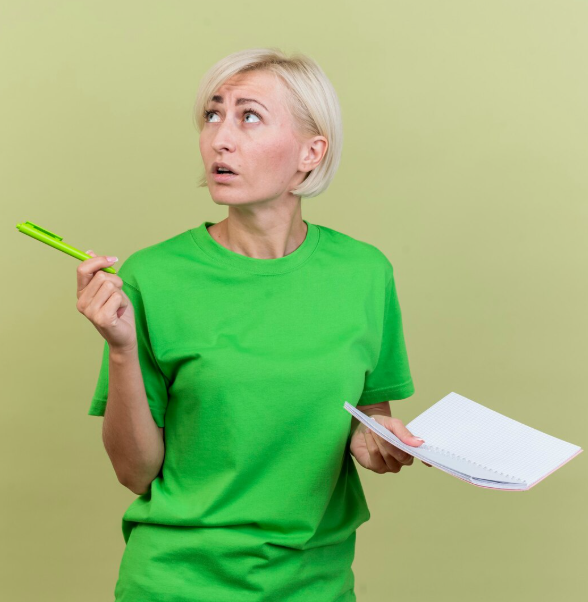 Источник изображения: freepik.com/free-photo/impressed-middle-aged-blonde-woman-holding-pen-note-pad-looking-side-isolated-olive-green-wall_13602568.htm