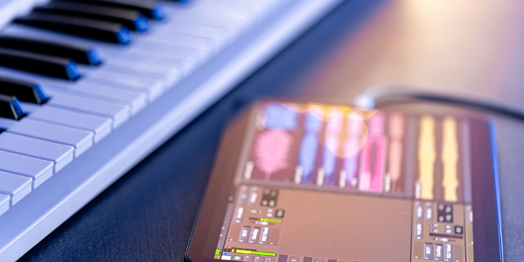 Самообучающийся нейроморфный чип сочиняет музыку без программ и нейросетей прямо в железе